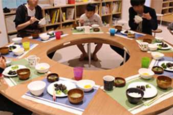 日本財団「第三の居場所」での夕食の様子