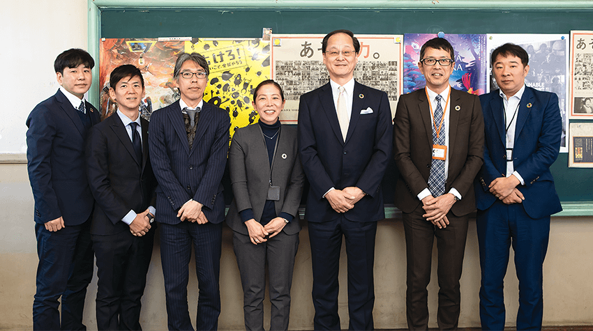 元小学校の校舎を社屋とする吉本興業株式会社東京本部では、当時の設えをそのまま活かして使用。“SDGsチーム”の皆さんとCTC菊地社長。