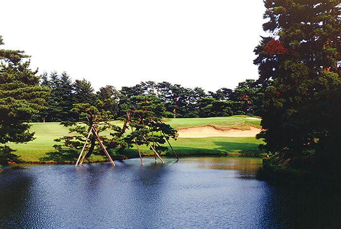 東コース10番。池越えのパー3。