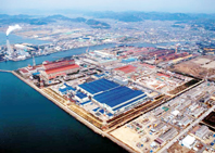 神戸製鋼高砂製作所の空撮写真。青い屋根が高砂機械センター。