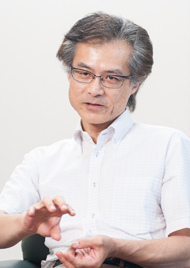 須賀田 稔明 氏