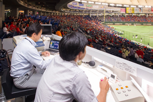 試合を記録する記録課 山川 誠二課長と中村 鉄路氏