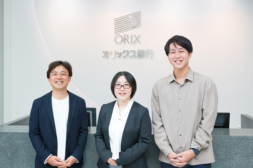 会社ロゴの前で