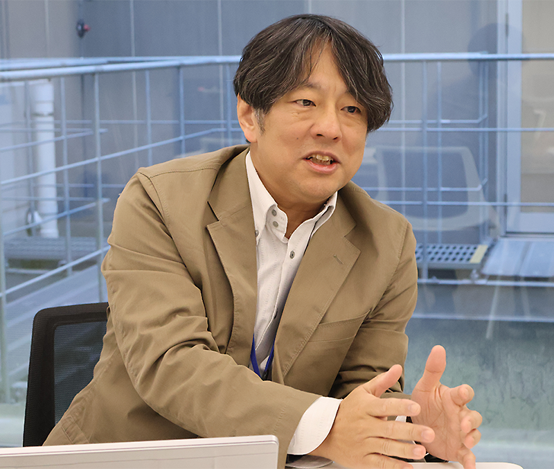 源 聡氏