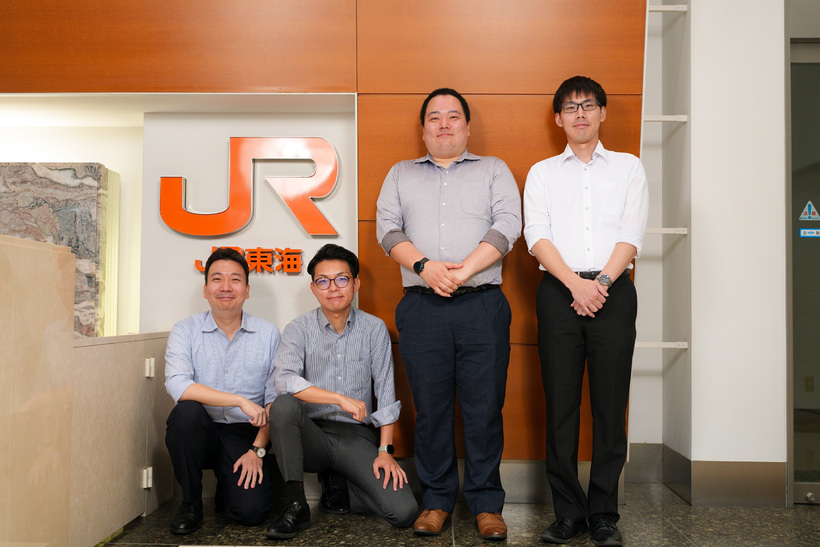 集合写真:会社ロゴの前にて