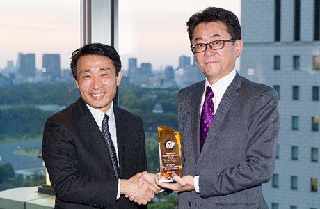 左から、日本テラデータ　代表取締役社長　髙橋 倫二氏、CTC　執行役員　鳥越 浩嗣
