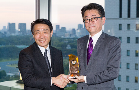 左から、日本テラデータ 代表取締役社長 髙橋 倫二氏、CTC 執行役員 鳥越 浩嗣