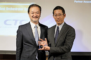 左から、UiPath 代表取締役CEO 長谷川 康一氏、 CTC エンタープライズビジネス企画室長 田中 匡憲