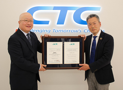 左から、株式会社日本環境認証機構 代表取締役社長 小野寺 浩幸氏、CTCF 代表取締役社長 松田 欣也