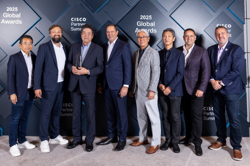 左から：シスコ VP APJC Partner & RTM Sales　Kartika Outra Prihadi氏、シスコ EVP, Global Sales and Chief Sales Officer　Oliver Tuszik氏、CTC 情報通信ビジネス企画本部長　小川 大祐、シスコ Chair and Chief Executive Officer　Chuck Robbins氏、CTC CTO　安藤 俊、CTC 執行役員　伊藤 嘉彦