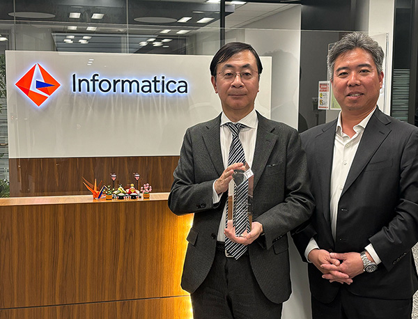 左から、CTC　常務執行役員　デジタルサービス事業グループ担当役員　藤岡 良樹、インフォマティカ・ジャパン株式会社　代表取締役社長　小澤 泰斗氏