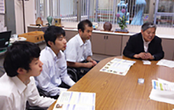 施設の説明に聞き入る ひなりメンバー