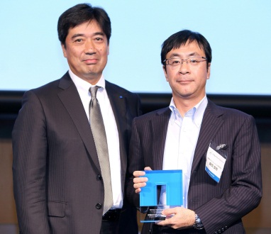 ネットアップ 代表取締役社長 岩上 純一氏(左)、CTC 執行役員 藤岡 良樹(右)