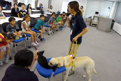 補助犬についての説明を受ける子供たち