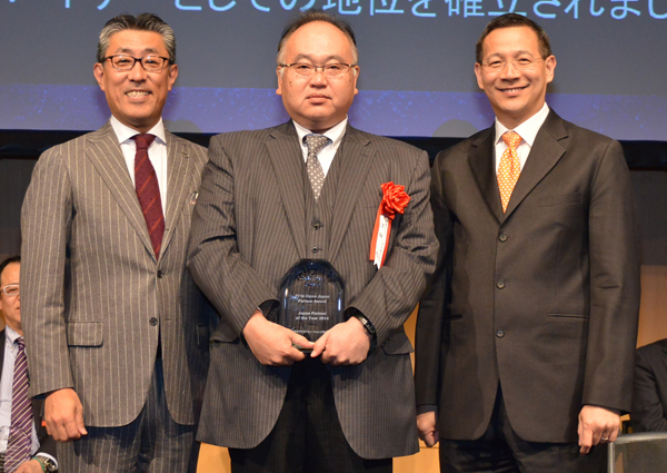 11月13日(木)Cisco Partner Conference Japan 2014での表彰の様子 左からシスコシステムズ 代表執行役員社長 平井氏、CTC 執行役員 江田、シスコシステムズ アジア パシフィック ジャパン プレジデント アーヴィン・タン氏