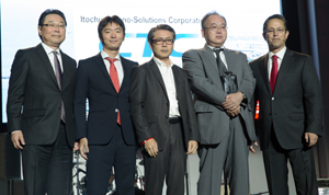 9月28日(日)Oracle OpenWorldでの表彰の様子。左から日本オラクル 代表執行役社長 兼 CEO 杉原氏、CTC 通信キャリア営業第2部 相山、ITインフラ技術推進第2部部長 中川、CTC 執行役員 江田、Oracle Corporation Senior Vice President Rich Geraffo氏
