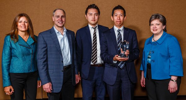 10月25日(土)IBM Insight 2014 Business Partner Awardでの表彰の様子 左からIBM Corp. Vice President Mariella Razetto氏、Senior Vice President Robert Picciano氏、CTC ビッグデータ・アナリティクス部 梅津氏、ソリューション事業推進本部 田中本部長、IBM Corp. General Manager Beth Smith氏