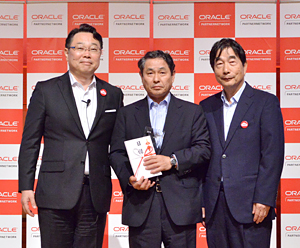 7月9日(木)ANAインターコンチネンタルホテル東京での表彰の様子 左から日本オラクル 代表執行役社長 兼 CEO 杉浦氏、CTC 松澤専務執行役員 日本オラクル 副社長執行役員 椎木氏