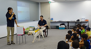 補助犬によるサポートのデモンストレーション