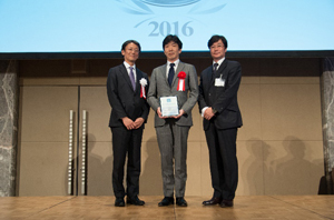 4月19日（火）EMC Business Partner Day 2016での表彰の様子