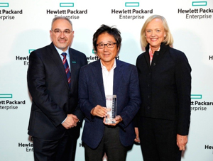 左から、HPE President Antonio Neri氏、CTC常務執行役員　粟井 利行、HPE CEO Meg Whitman氏