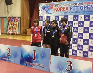 銅メダルを獲得した伊藤槙紀選手（右）