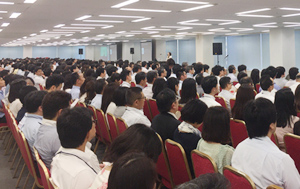 500人が受講する講習会の風景