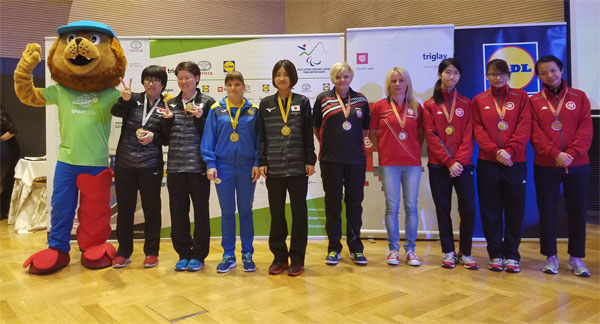 団体戦で銀メダルを獲得した伊藤選手(左端)