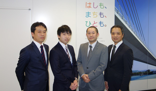 左から、三井住友建設株式会社　土木本部 土木設計部　PC設計グループ 課長 吉野 正道氏　三井住友建設株式会社 土木本部 土木設計部 企画設計グループ 宮本 卓磨氏　三井住友建設株式会社 土木本部 土木設計部 企画設計グループ 主任 水田 武利氏　三井住友建設株式会社 土木本部 土木設計部 企画設計グループ 課長 紙永 祐紀氏