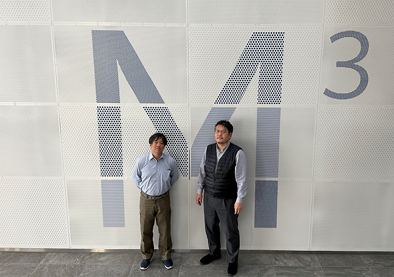 今回のプラットフォームの構築は、「革新的材料開発力強化プログラム（M-cubeプログラム）」の1つ。写真背景にある「M3（エムキューブ）」は3つのプログラム名の頭文字「M」に由来する。