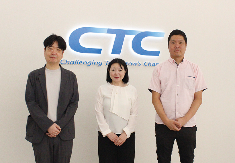 自社ロゴの前で