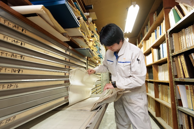 工場敷地内の図面庫で膨大な量の紙図面を管理している