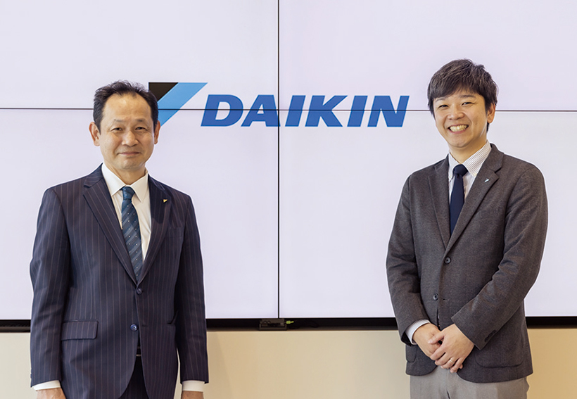 画面中央にダイキン社様のロゴ。ロゴを挟んで左側に徳永氏。右側に西嶋氏の写真
