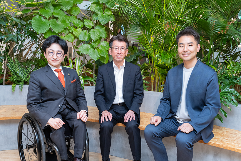 左から、 株式会社ミライロ 代表取締役社長 垣内 俊哉氏、 伊藤忠テクノソリューションズ株式会社 執行役員 産業ソリューション事業グループ担当役員代行 西脇 智之氏、 株式会社アリスマジック ビジネスグロース シニアディレクター 佐藤 豪氏