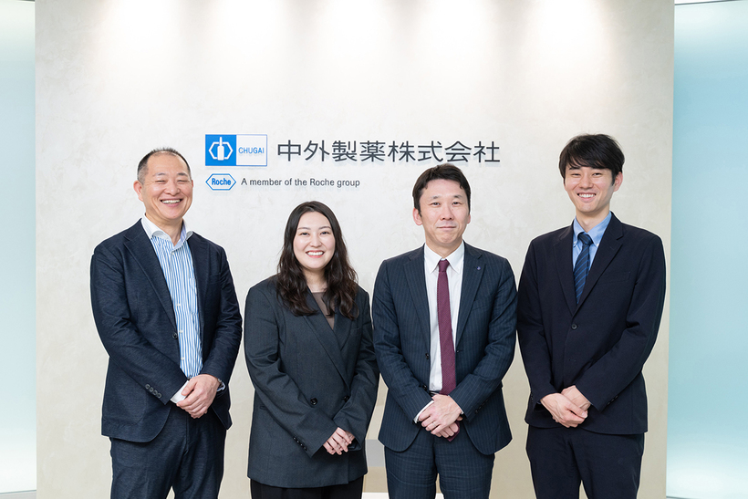 左から 中外製薬株式会社 医薬安全性本部 セイフティサイエンス第二部 オンコロジー領域2G グループマネージャー 若狭 俊明氏 同社 セイフティサイエンス第二部 スペシャリティ領域1G 黒澤 志乃氏 同社 セイフティサイエンス第二部長 製造販売後調査等管理責任者 竹本 信也氏 同社 セイフティサイエンス第二部 スペシャリティ領域1G 前北 光氏