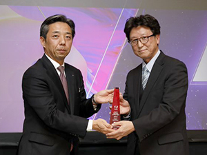 左から、アドビ システムズ 株式会社 常務執行役員 デジタルエクスペリエンス営業本部長 浮田 竜路氏、CTC 剣持技監