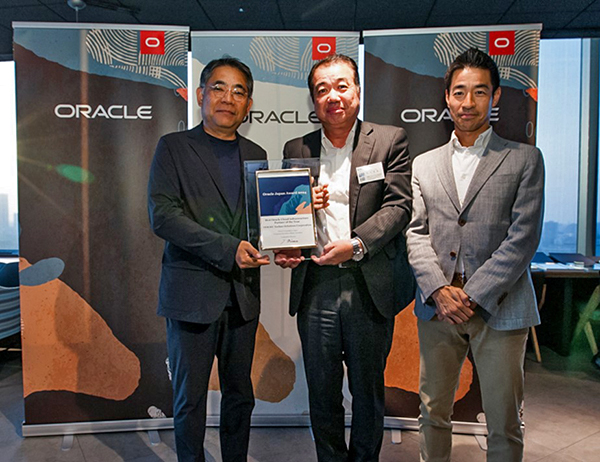 左から、日本オラクル 三澤氏、CTC 松丸、日本オラクル 竹爪氏