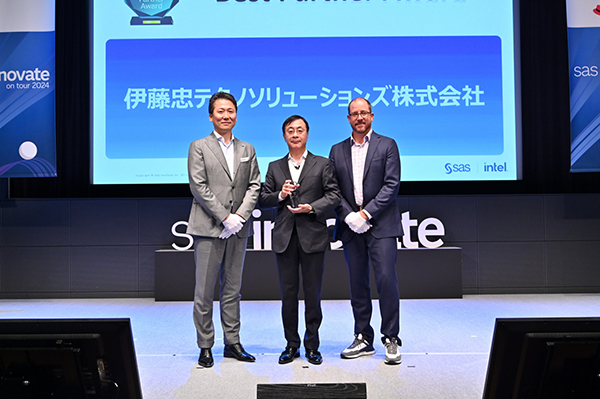 左から、SAS Institute Japan 代表取締役社長 手島氏、CTC 常務執行役員 デジタルサービス事業グループ担当役員 藤岡 良樹、SAS Institute Inc. Executive Vice President Gavin Day氏