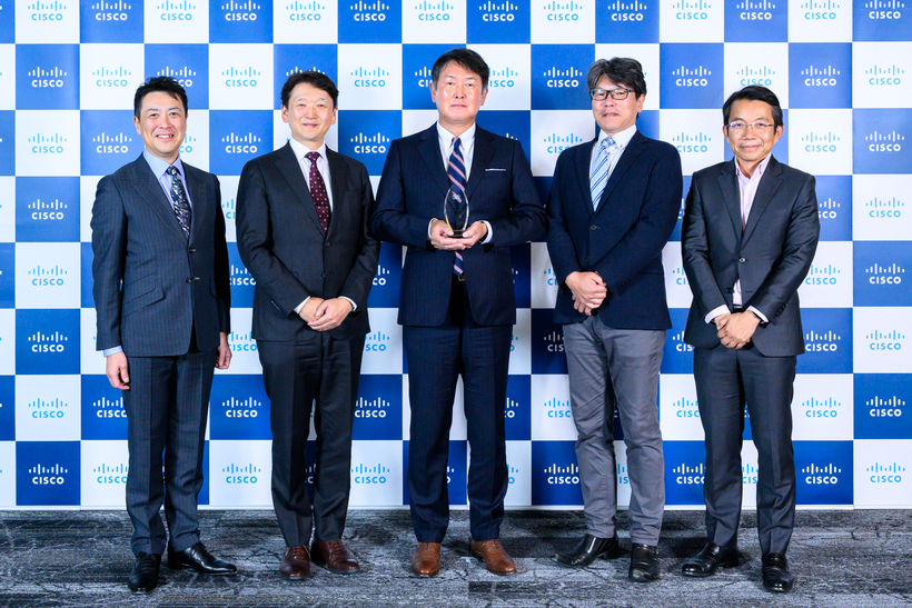 左から、シスコ　専務執行役員　パートナー事業統括　大中 裕士氏、シスコ　代表執行役員社長　濱田 義之氏、CTCT　代表取締役社長　中谷 寿宏、CTCT　EPアカウントサービス本部長　秋山 知良、Cisco Systems Partner and Routes to Market Sales, APJC バイスプレジデント Kartika Prihadi氏