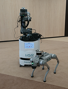 図3.検証で使用したロボット　 (左上)NTTコムウェアが利用したHBA社製HBA SMART ROBOT 　(右下)ＮＴＴデータグループが利用したUnitree製犬型ロボット