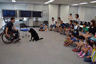 介助犬の仕事ぶりに、みんな釘付け。