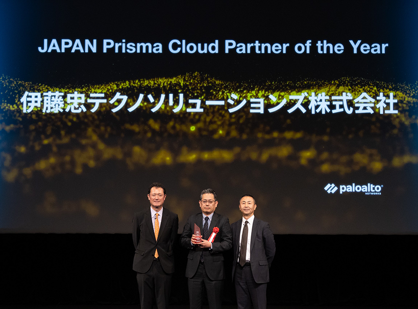 左から、パロアルトネットワークス株式会社　代表取締役会長 兼 社長 アリイ ヒロシ氏、 CTC サイバーセキュリティビジネス企画・推進本部長 吉井 稔勝、 パロアルトネットワークス株式会社　エコシステム事業本部 事業本部長 鈴木 康二氏