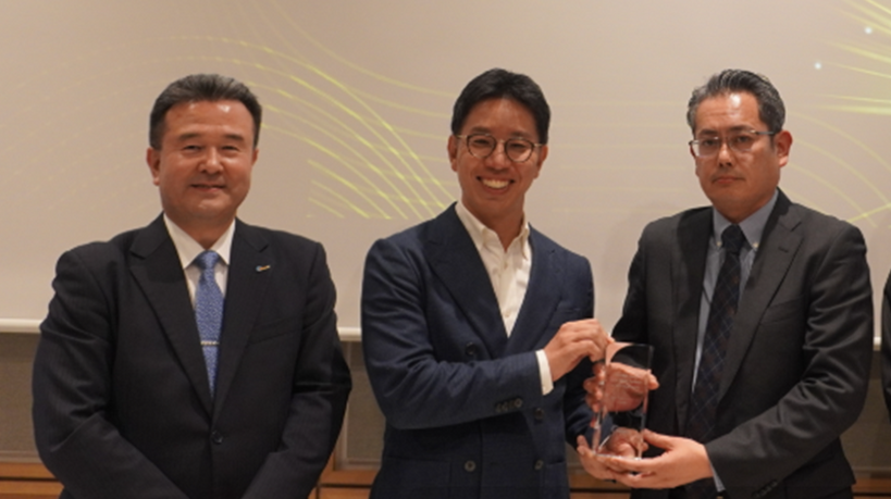 左から、アカマイ・テクノロジーズ合同会社　職務執行者社長 日隈　寛和氏、　Akamai Technologies, Inc. APJ Channels and Alliance 担当 Regional VP 鈴木　達也氏、　CTC サイバーセキュリティビジネス企画・推進本部長 吉井 稔勝