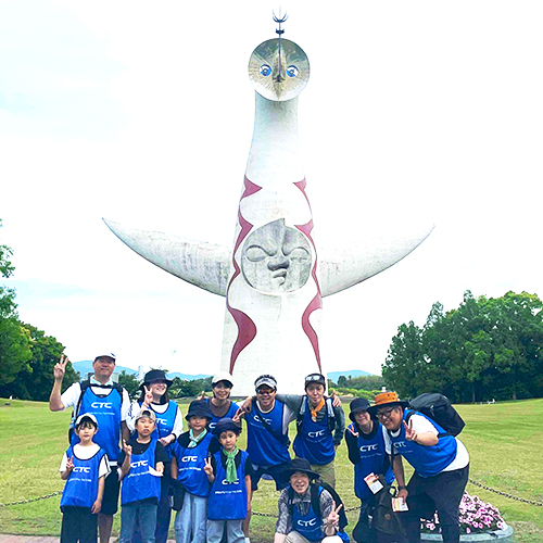 太陽の塔に集合