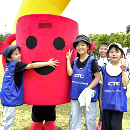 レッドカップちゃんと子どもたち