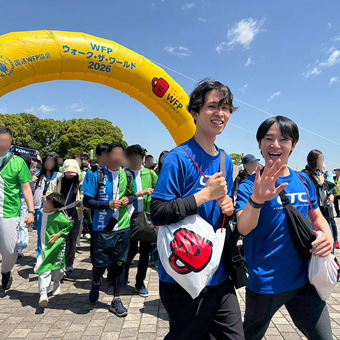 笑顔で参加する社員とその家族