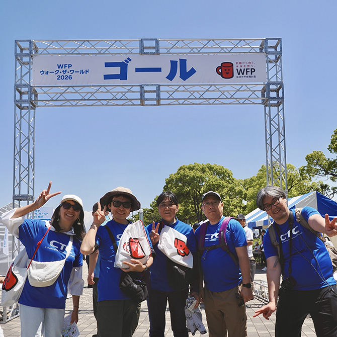 笑顔で参加する社員とその家族