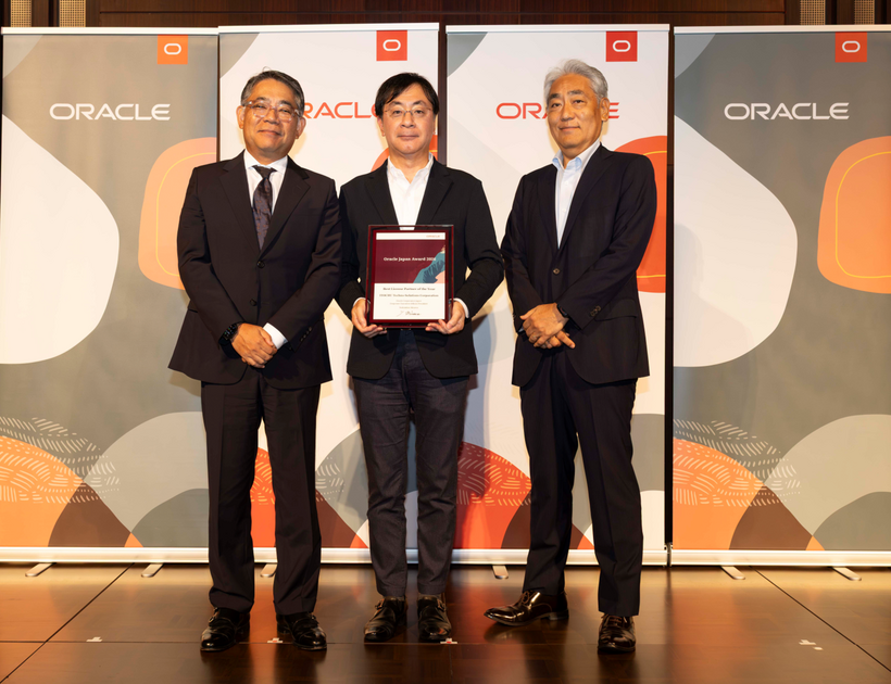 左から、 日本オラクル 取締役 執行役 社長 三澤 智光氏 CTC 専務執行役員 デジタルサービス事業グループ担当役員 藤岡 良樹 日本オラクル 副社長執行役員 ハイブリッド・クラウド事業統括 大串 政弘氏