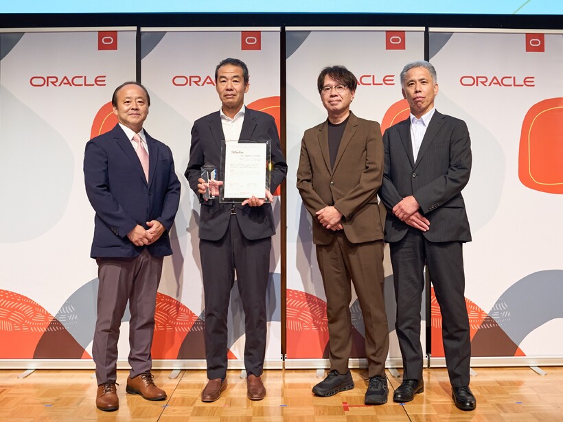 左から、日本オラクル 常務執行役員 サポートリニューアルセールス事業統括 信田 和宏氏、CTCT 常務執行役員 ソリューションサービス担当役員 中川 雅人、日本オラクル 執行役員 カスタマーサポート事業統括 外山 幹洋氏、日本オラクル パートナーサポート営業本部 本部長 森田 重雄氏