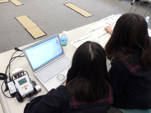 クラスメートと協力してプログラミング中